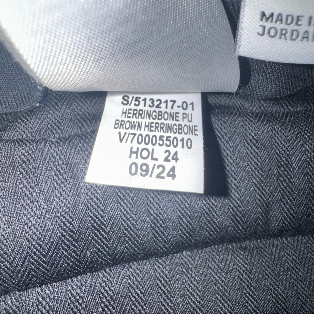 Banana Republic details brand